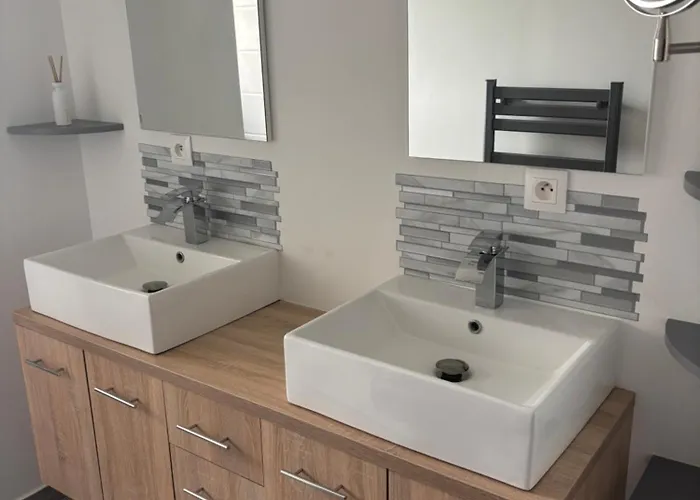 Privee A 10 Min Du Circuit 民宿 *