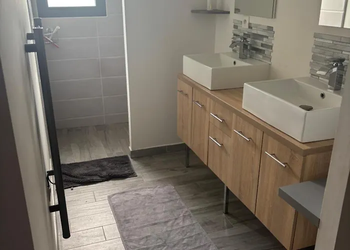 Privee A 10 Min Du Circuit 民宿 *